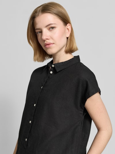 Vrouwenmodel draagt Regular Fit blouse uit mix van linnen en viscose model 'LINNO' van ICHI, all-over look, overhemdkraag, knoopsluiting, ruglengte maat 36: 64 cm, close-up bovenlichaam.
