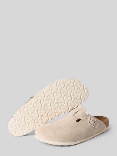 Produktfoto, Slides aus Leder mit Dornschließe Modell 'BOSTON' von Birkenstock, beige, abgerundete Form, profilierte Sohle, Label-Prägung
