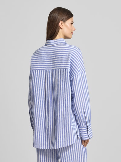 Frauenmodel trägt Relaxed Fit Hemdbluse mit überschnittenen Schultern von Christian Berg Woman im Allover-Look mit Hemdblusenkragen und Knopfleiste, blau-weiß gestreift, strukturierte Baumwoll-Optik, Rückenlänge bei Größe 38: 77 cm, Ärmellänge bei Größe 38: 52 cm, Ganzkörperansicht Rückansicht.