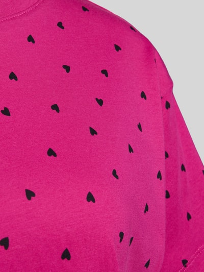 Frauenmodel trägt Pyjama-Oberteil mit Rundhalsausschnitt von Jake*s Casual, Reine Baumwolle, Regular-Fit, Optik:Allover-Muster, Detailaufnahme.