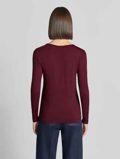 Frauenmodel trägt Longsleeve aus Viskose-Elasthan-Mix Modell 'Liana' von FREE/QUENT in Dunkelrot, Slim Fit, Rückenansicht, Ganzkörperansicht von hinten. Rückenlänge bei Größe S: 59 cm.