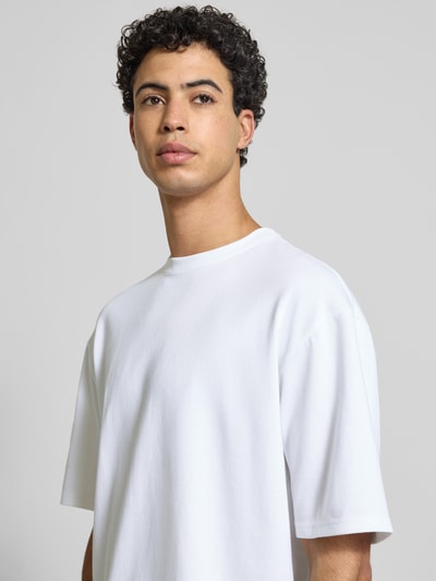 Mannelijk model draagt Boxy Fit T-shirt uit katoenmix model 'CASPIAN AIRFLEX BOXY' van Only & Sons, look: effen, korte mouw, ronde hals, ademend, vochtregulerend, verkoelend, bovenlichaam close-up vooraanzicht.