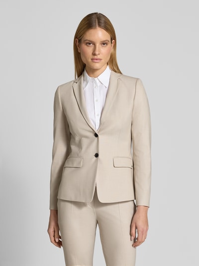 Frauenmodel trägt Slim Fit Longblazer mit Viskose-Anteil Modell 'ADALAS' von HUGO in Optik: Unifarben mit Schulterpolster, 2-Knopf-Verschluss, Reverskragen, Pattentaschen, Label-Applikation, Ganzkörperansicht von vorne.
