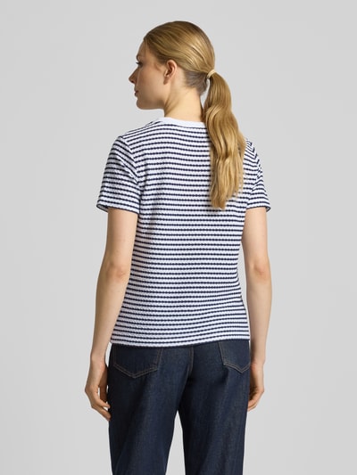 Vrouwenmodel draagt T-Shirt mit Strukturmuster und Rundhalsausschnitt van monari, katoen-elastaan-mix, regular fit, structuurpatroon, ronde hals, ruglengte 58 cm, mouwlengte 20 cm, Ganzebovenlichaamsaanzicht achteraan.