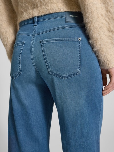 Vrouwenmodel draagt Wide Fit Jeans-Culotte aus Baumwoll-Mix Modell 'DREAM' van MAC, elastische katoen-modal mix, detailopname rug.