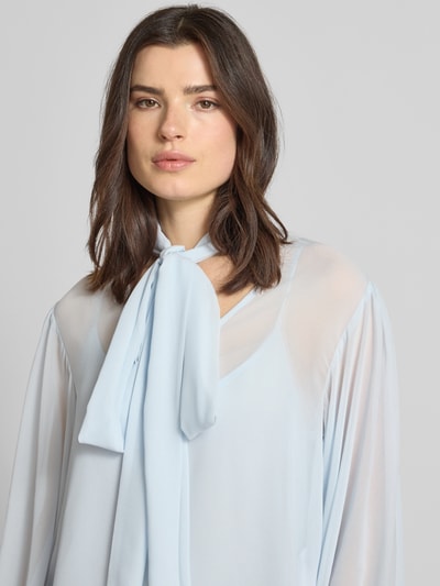 Frauenmodel trägt leichte Schluppenbluse aus Chiffon, V-Ausschnitt, Regular-Fit, Modell 'urina' von Gestuz, Nahaufnahme Oberkörper. Rückenlänge Größe 36: 56 cm, Ärmellänge 67 cm.
