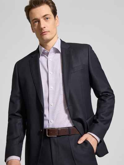 Männermodel trägt Regular Fit Business-Hemd mit Kentkragen von OLYMP in Reine Baumwolle, feines Muster, Langärmelig, Nahaufnahme Oberkörper.