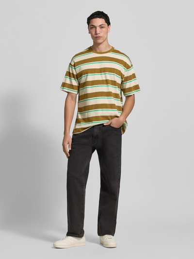 Männermodel trägt T-Shirt mit Streifenmuster Modell 'KYRAN' von Blend, braun-grüne Querstreifen, Regular Fit, Baumwolle, Ganzkörperansicht von vorne.