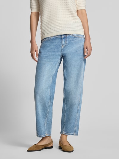 Vrouwenmodel draagt Wide Fit Jeans aus Baumwoll-Mix van comma in lichtblauw met steek- en achterzakken, knoop- en ritssluiting, katoenmix, bandwijdte maat 36: 38 cm, binnenbeenlengte maat 36: 69 cm, ganzlichaamsaanzicht van voren.
