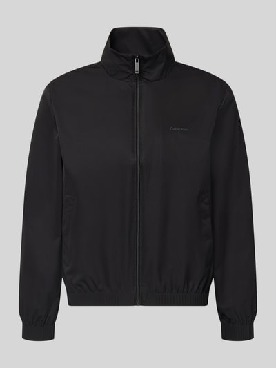 Produktfoto, schwarze Jacke mit Stehkragen und Logo von CK Calvin Klein, glatte Textur, sichtbarer Reißverschluss und Eingrifftaschen, Regular Fit, Rückenlänge 68 cm, Schulterbreite 47 cm, Brustweite 59 cm, Ärmellänge 65 cm