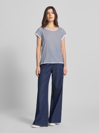 Modelka nosi T-Shirt mit Streifenmuster und Rundhalsausschnitt od Christian Berg Woman z bawełny ekologicznej, krój regular fit, wzór w paski, okrągły dekolt, długość tyłu w rozmiarze S: 69 cm, widok całej sylwetki z przodu.