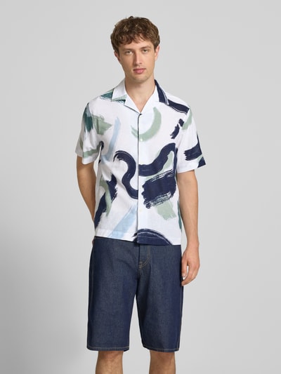 Männermodel trägt Regular Fit Freizeithemd aus Baumwoll-Leinen-Mix Modell 'CAIDEN' von Only & Sons, bunte Muster auf Weiß, Herren, Ganzkörperansicht von vorne