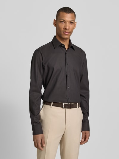 Männermodel trägt Regular Fit Freizeithemd mit extra langem Arm Modell 'H-JOE-K-C1-261' von BOSS in Schwarz, Nahaufnahme Oberkörper.