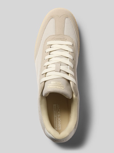 Produktfoto, Sneaker mit Schnürung und Gummisohle Modell 'SUMMIT' von Jack & Jones in Beige mit abgerundeter Spitze, Label-Detail; Herren Sneaker, Absatzhöhe 3 cm, Schafthöhe 8 cm, Schaftweite 7 cm, Obermaterial aus verschiedenen Texturen
