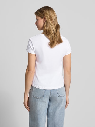 Frauenmodel trägt Damen T-Shirt von Pepe Jeans, Modell 'MAHINA', Optik: Unifarben, Passform: Regular-Fit, reine Baumwolle, Ganzkörperansicht Rückansicht.