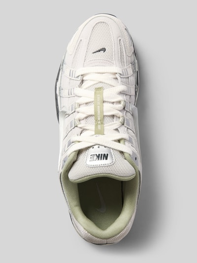 Produktfoto, Sneaker mit Logo-Detail von Nike in Weiß mit dezenten grünen Akzenten und Mesh-Textur, Herren Sneaker von Nike