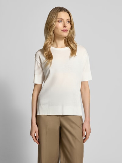 Frauenmodel trägt Relaxed T-Shirt mit Logo-Applikation von Windsor, cremefarben, Lyocell-Mix, Rundhals, Halbarm, Ganzkörperansicht von vorne.