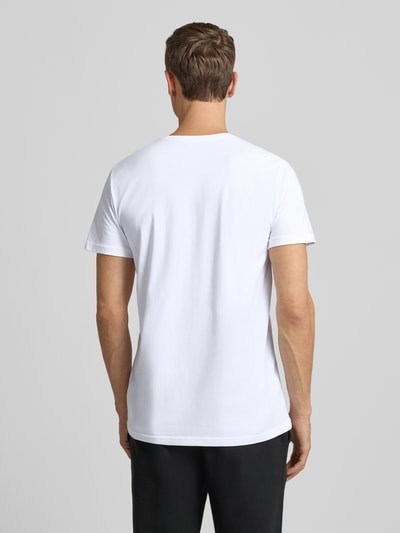 Männermodel trägt T-Shirt mit V-Ausschnitt im 2er-Pack von Christian Berg Men aus reiner Baumwolle in Weiß, Slim-Fit, Ganzkörperansicht Rückansicht.