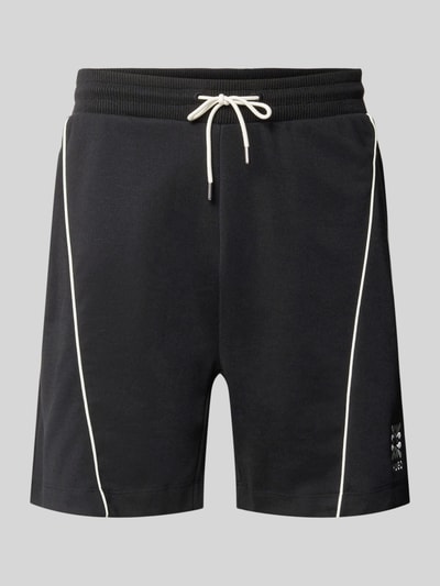 Produktfoto, schwarze Regular Fit Sweatshorts aus Baumwoll-Mix Modell 'Darynto' von HUGO mit weißen Kontraststreifen und Logo Stitching, unifarbene Sweatoberfläche, elastischer Bund mit Tunnelzug, seitliche Eingrifftaschen, minimalistische Struktur