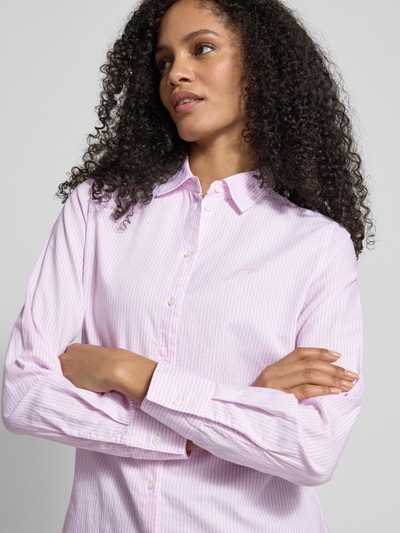 Vrouwenmodel draagt Regular Fit Hemdbluse aus reiner Baumwolle van Fynch-Hatton in lichtroze met witte strepen, katoen, lange mouwen, detailopname bovenlichaam.