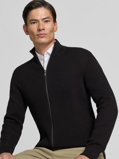 Männermodel trägt Strickjacke mit Stehkragen Modell 'LEVI' von MCNEAL, schwarze Farbe, Baumwoll-Mix, Nahaufnahme Oberkörper.