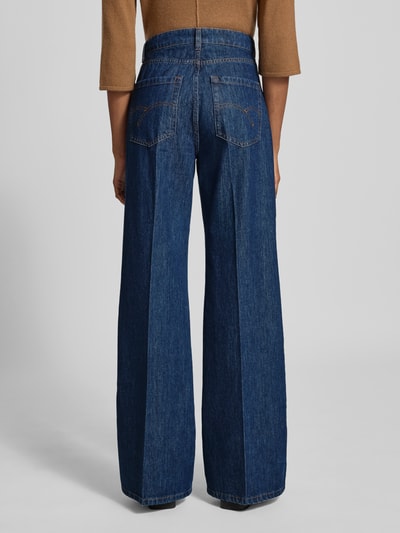 Vrouwenmodel draagt Wide Leg Jeans uit puur katoen van Marella, blue denim met persplooien, labelprint, 5-pocketmodel, volledige achteraanzicht