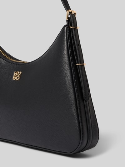 Produktfoto, schwarze Henkeltasche in Lederoptik Modell 'NEEKO' von HUGO, goldene Logo-Applikation, Reißverschluss, strukturierte Oberfläche