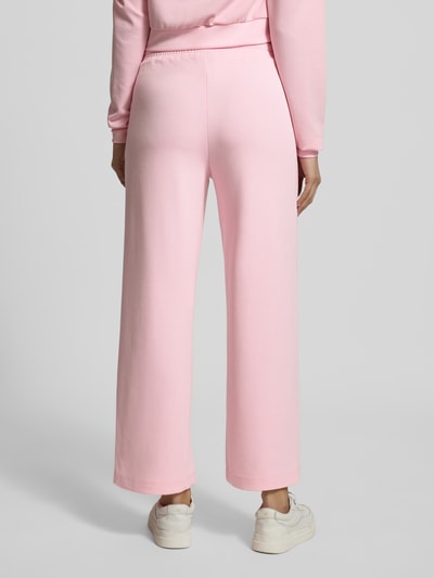 Frauenmodel trägt Sweatpants mit elastischem Bund Modell 'Banu' von Soyaconcept in Rosa, lockerer Schnitt, Material-Mix, Ganzkörperansicht Rückansicht.