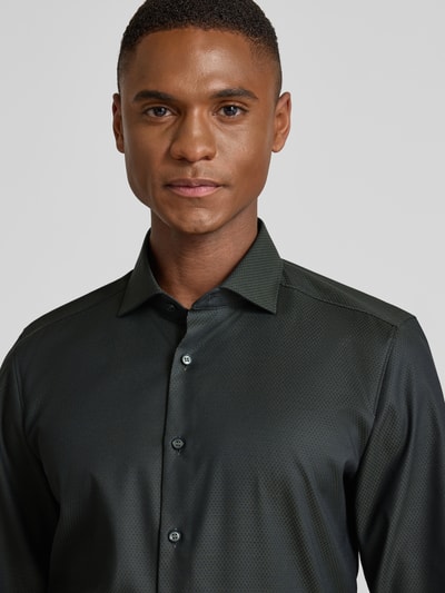 Männermodel trägt Slim Fit Businesshemd aus Baumwolle mit Kentkragen von OLYMP, Baumwoll-Elasthan-Mix, Nahaufnahme Oberkörper.