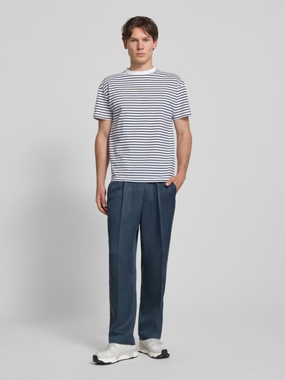 Männermodel trägt T-Shirt mit Label-Stitching und Rundhalsausschnitt von BLKVIS, Reine Baumwolle, Regular-Fit, Allover-Look, Ganzkörperansicht von vorne.