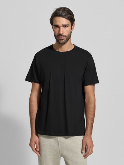 Männermodel trägt T-Shirt mit Rundhalsausschnitt im 2er-Pack von Götzburg Wäsche, Reine Baumwolle, Regular-Fit, Ganzkörperansicht von vorne.
