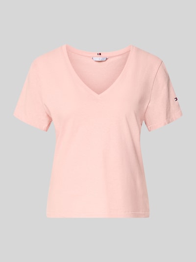 Produktfoto, Regular Fit T-Shirt aus Baumwoll-Leinen-Mix von Tommy Hilfiger in zartem Rosa, Kurzarm, V-Ausschnitt, ohne Muster, Logo-Stitching, Damen T-Shirt, Optik: Melange, angenehme Stoffstruktur und glatte Oberfläche.