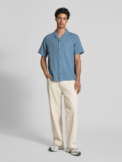 Männermodel trägt Regular Fit Freizeithemd mit Strukturmuster Modell 'Global' von Jack & Jones in Blau, Ganzkörperansicht von vorne, Baumwolle, Kurzarm, Reverskragen, Knopfleiste, strukturierte Oberfläche