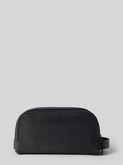 Produktfoto, Travel Kit mit Logo-Applikation Modell 'Brooklyn' von Michael Kors in Schwarz, glatte Textur, rechteckige Form, Hauptfach mit Reißverschluss, Kontext: Herren Travel Kit mit Innenfach und kurzem Schulterriemen, Maße 25 x 16 x 12 cm.