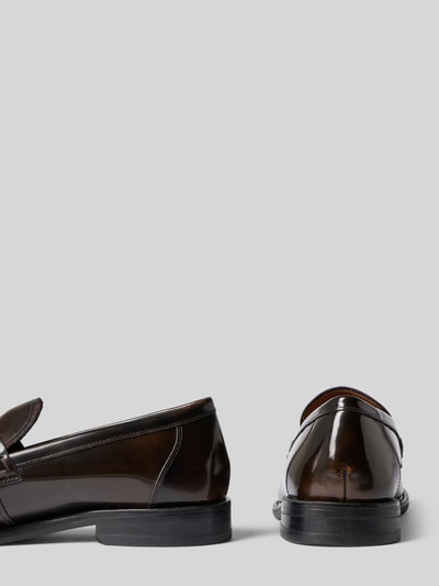 Produktfoto, glänzender dunkelbrauner Loafer aus echtem Rindsleder Modell 'LINN' von Vagabond vor grauem Hintergrund