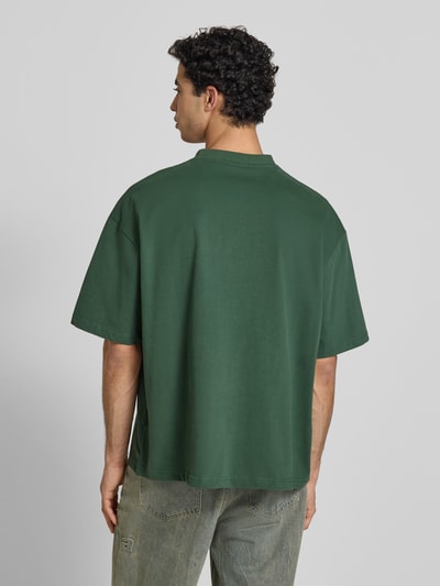 Männermodel trägt Oversized T-Shirt mit Rundhalsausschnitt von PROHIBITED aus reiner Baumwolle in dunklem Grün, Rückenansicht, Ganzkörperansicht Rückansicht.