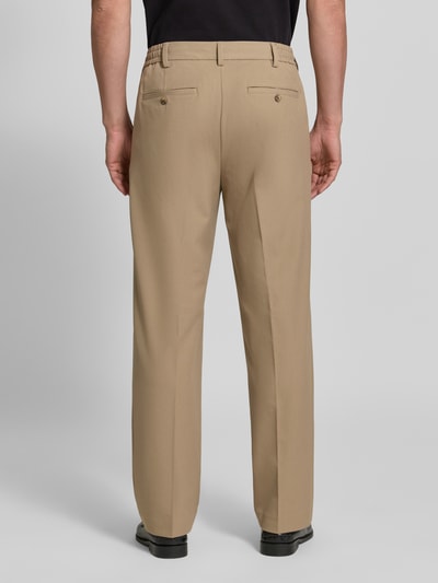 Männermodel trägt beige Loose Fit Bundfaltenhose mit Viskose-Anteil Modell '220-LOOSE' von Selected, Herren Bundfaltenhose, Ganzkörperansicht Rückansicht.