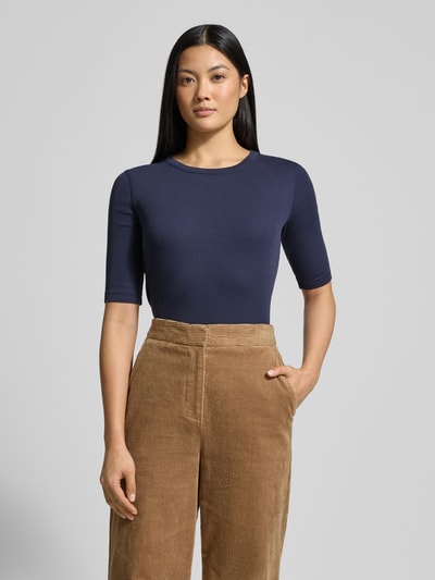 Vrouwenmodel draagt T-shirt met 1/2-arm model 'SELAY' van Drykorn, puur katoen, slim fit, ronde hals, ruglengte maat S 52 cm, geheel zicht frontaal.