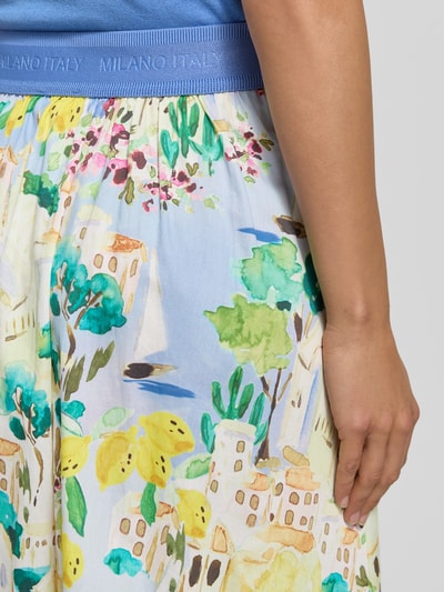 Frauenmodel trägt Midirock im Allover-Look mit elastischem Bund von Milano Italy in bunten Pastellfarben, reine Baumwolle, Nahaufnahme Oberkörper.