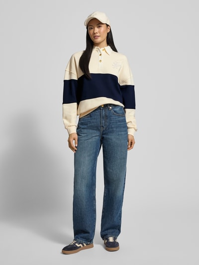 Vrouwenmodel draagt Relaxed Fit sweatshirt uit katoenmix van Tommy Hilfiger in tweekleurige look met gestikt logo en polokraag, lange mouwen, geribde boorden, sweatmateriaal, Ganzkörperansicht van voren.