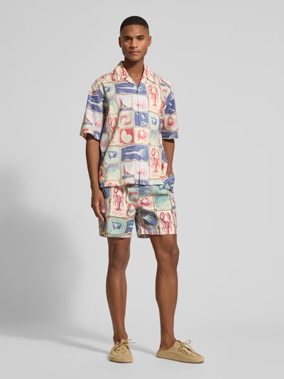 Männermodel trägt Shorts aus reiner Baumwolle von Gant, mehrfarbig mit geradem Schnitt und elastischem Bund, Ganzkörperansicht von vorne.