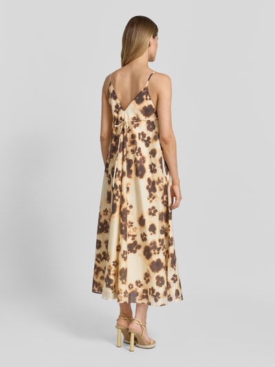 Kobiece modelka nosi sukienkę koktajlową 'Cocktailkleid aus Lyocell-Mix mit V-Ausschnitt' od Jake*s Cocktail, mieszanka lyocellu i lnu, linia a, sukienka midi, wzór na całej powierzchni, dekolt w serek, cienkie ramiączka, długość tyłu w rozmiarze 36: 104 cm, szerokość w rozmiarze 36: 46 cm, widok całej sylwetki z tyłu.