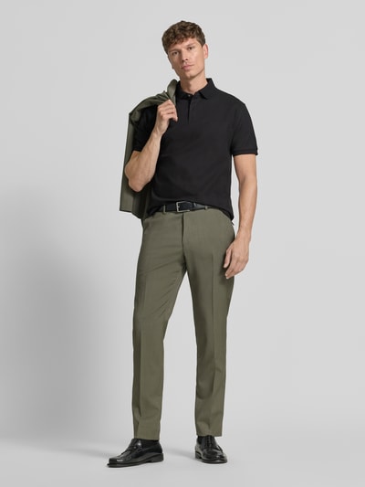 Männermodel trägt Slim Fit Poloshirt mit Strukturmuster von Emporio Armani aus Reine Baumwolle, verdeckte Knopfleiste, Ganzkörperansicht von vorne. Rückenlänge bei Größe M: 64 cm.