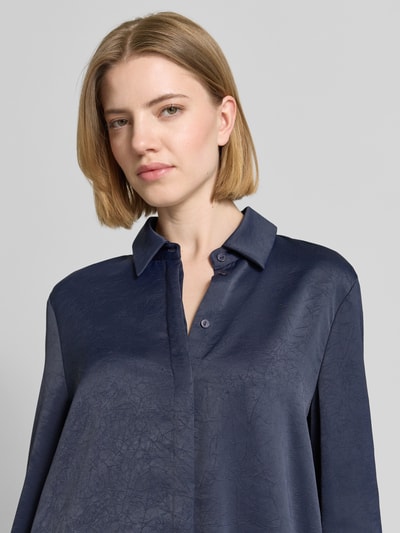 Frauenmodel trägt Regular Fit Hemdbluse mit Strukturmuster von Christian Berg Cocktail, florales Design, Hemdblusenkragen, Langärmelig, Nahaufnahme Oberkörper.