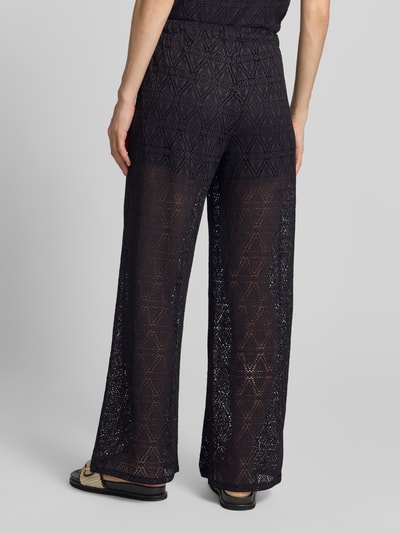 Frauenmodel trägt Regular Fit Weite Hose mit semitransparentem Besatz Modell 'MAYA' von Vero Moda in Strickoptik, Ganzkörperansicht Rückansicht.