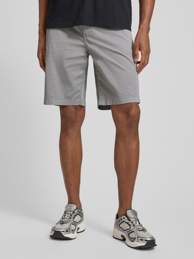 Männermodel trägt Tapered Chinoshorts aus Baumwoll-Mix von BOSS Orange, Optik: Unifarben, Materialverarbeitung: Twill, Ganzkörperansicht von vorne.