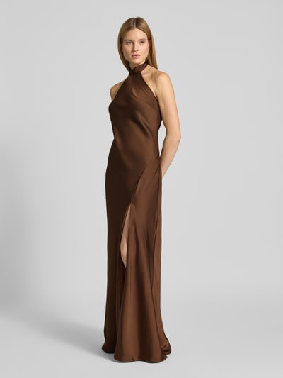 Frauenmodel trägt Abendkleid mit Neckholder zum Binden von Mascara aus braunem Satin, körpernahe Passform, Maxilänge, Rückenausschnitt, rückseitiger Nahtreißverschluss, Rückenlänge bei Größe 36: 160 cm, Brustweite: 42 cm, Ganzkörperansicht von vorne.