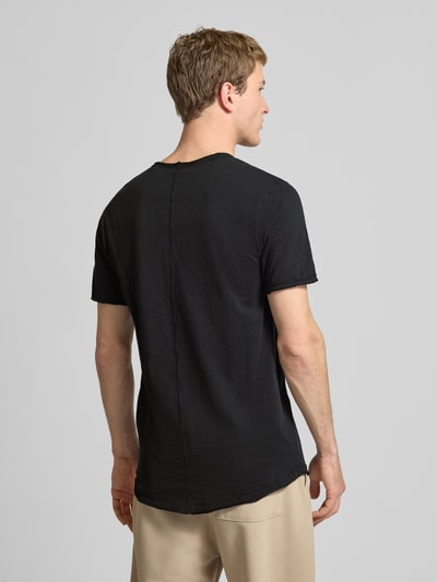 Męski model nosi Regular Fit T-Shirt aus reiner Baumwolle Modell 'BENNE LONGY' von Only & Sons, efekt: jednolity kolor, krótki rękaw, dekolt w serek, zrolowane brzegi, materiał: bawełna, ganzkörperansicht rückansicht.