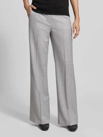 Frauenmodel trägt Stoffhose aus Schurwolle-Mix mit Bügelfalte von windsor. in Hellgrau, Wide Fit, klassischer Look, Ganzkörperansicht von vorne.