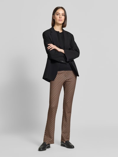 Frauenmodel trägt Flared Cut Hose im Allover-Look mit elastischem Bund von Marc Cain in Braun-Schwarz, Material-Mix mit Stretch, Ganzkörperansicht von vorne.